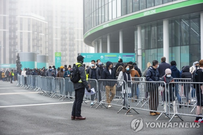 작년 12월 영국 웸블리 스타디움 백신접종센터에 줄을 선 시민들. 사진=연합