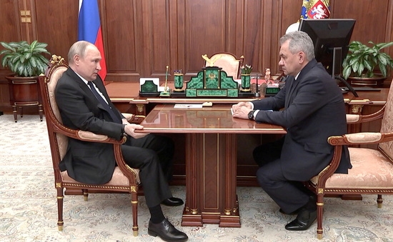 블라디미르 푸틴 러시아 대통령이 지난 4월 21일(현지 시각) 러시아 모스크바에서 세르게이 쇼이구 국방장관과의 회의를 하고 있다. 사진=로이터