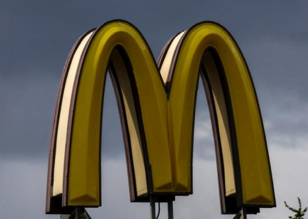 러시아 모스크바시내 맥도날드 대형 로고. 사진=로이터