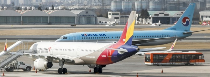 서울 강서구 김포국제공항에 대한항공, 아시아나 항공기가 주기돼 있다. 사진=글로벌이코노믹DB