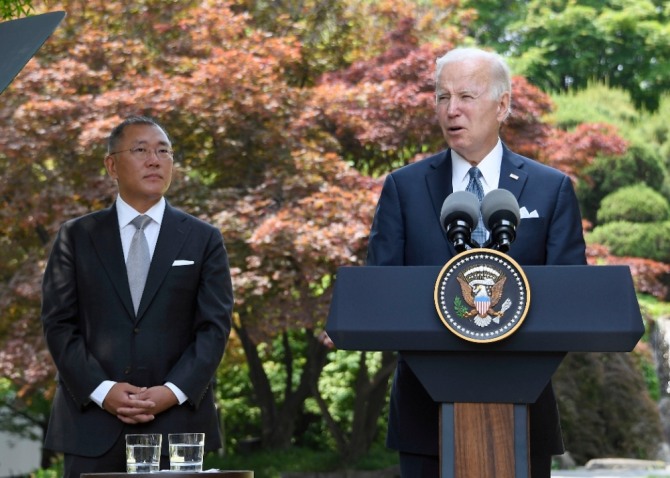 방한 중인 조 바이든 미국 대통령이 22일 오전 서울 용산구 그랜드 하얏트 호텔에서 정의선 현대차그룹 회장과 악수하고 있다. 사진=현대차그룹