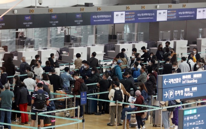 인천국제공항 제1여객터미널 출국장에서 이용객들이 출국 수속을 밟기 위해 줄을 서고 있다. 사진=글로벌이코노믹DB