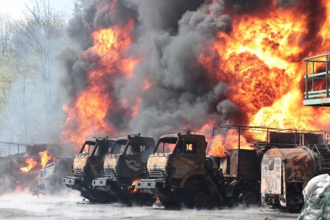 우크라이나 동부 도네츠크 동쪽 15㎞ 떨어진 마키이우카의 유류고가 미사일 공격을 받아 유류고 내 차량이 불에 타고 있다. 사진=뉴시스