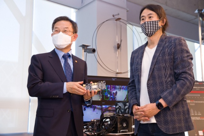 24일 이종호 과학기술정보통신부 장관이 취임 후 첫 현장행보로 인공지능 반도체 기업인 퓨리오사 AI를 방문했다. 사진=과학기술정보통신부