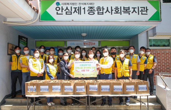 김충배 신용보증기금 전무이사(중앙 오른쪽), 조재완 신용보증기금 노동조합 위원장(중앙 왼쪽) 등 신보 임직원들과 안심제1종합사회복지관 김오기 관장(중앙 왼쪽 두번째), 김대영 ㈜라온씨앤비 대표이사(중앙 오른쪽 두번째)가 '신보 지역상생 도시락' 기부 사회공헌활동 후 기념촬영을 하고 있다. [사진=신용보증기금] 