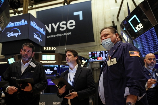 뉴욕증권거래소(NYSE) 트레이더들이 전광판을 보고 있다. 사진=로이터