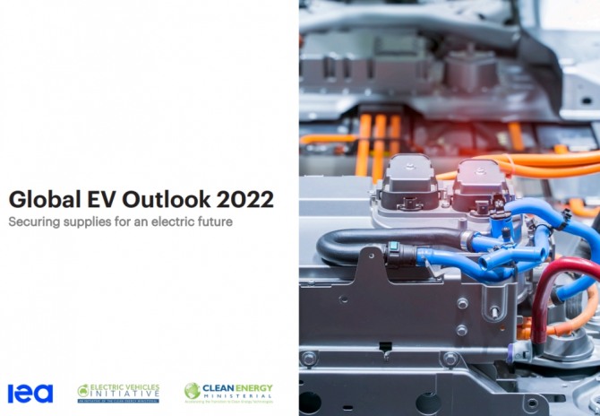 국제에너지기구(IEA)가 최근 발표한 ‘2022년 글로벌 전기차시장 전망’ 보고서. 사진=IEA