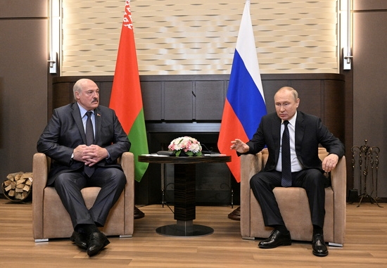 블라디미르 푸틴 러시아 대통령(오른쪽)과 루카셴코 벨로루시 대통령이 소치에서 회담을 하고 있다. 사진=로이터