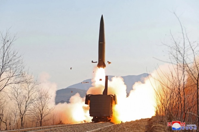 북한이 발사한 탄도미사일. 사진=KCNA