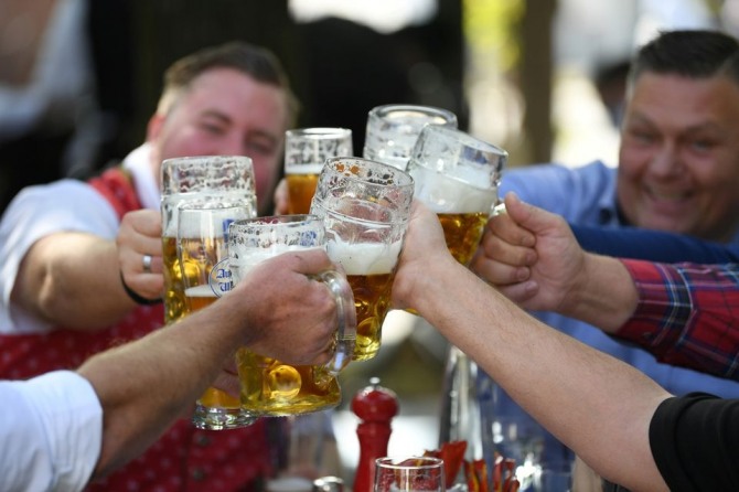 독일 뮌헨 옥토버페스트에 참가해 맥주를 마시는 사람들. 사진=로이터