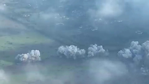 우크라이나 국방부가 트위터에 올린 '진공폭탄' 폭발 모습.