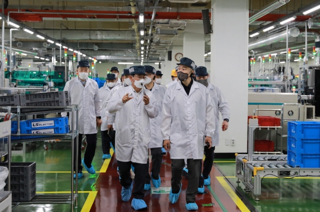 지난 25일, 구자은 LS그룹 회장(오른쪽)이 LS일렉트릭 청주사업장에서 세계등대공장으로 선정된 스마트공장 생산라인을 살펴보고 있다. 사진=LS그룹