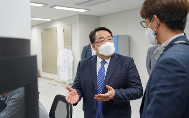 석영철 한국산업기술진흥원 원장이 26일 경기 수원시 차세대융합기술연구원 내 반도체 연구시설을 둘러보고 있다. 사진=한국산업기슬진흥원