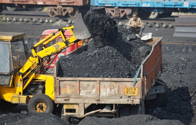 인도 서부 아메다바드 시 외곽에 있는 철도 석탄 야적장. 사진=로이터
