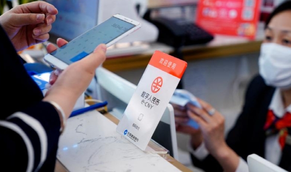 중국 상하이 쇼핑몰에서 디지털위안화로 결제하는 소비자 모습. 사진=로이터