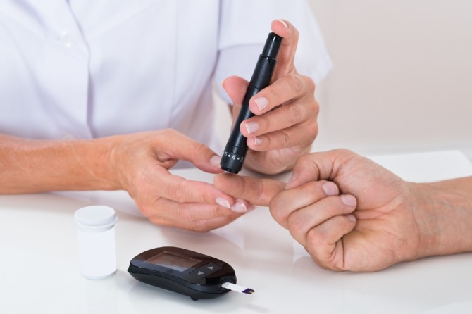 만성질환으로 분류되는 당뇨병 환자가 당을 체크하고 있다. 자료=글로벌이코노믹