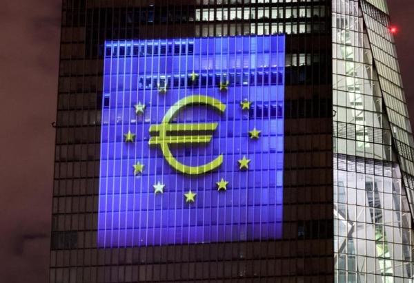 독일 프랑크푸르트의 ECB본부 벽의 유로화 영상. 사진=로이터