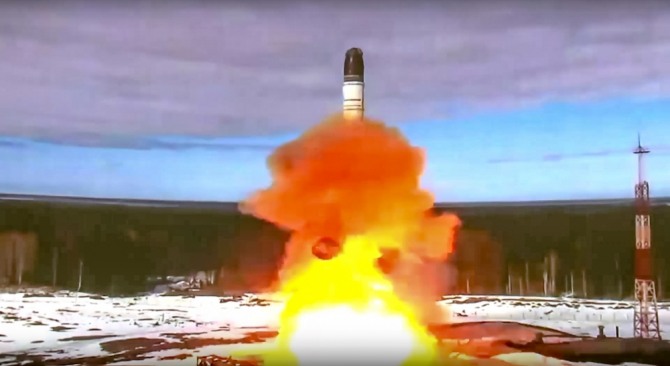 20일(현지시간) 러시아 북서부 플레세츠크 우주기지에서 신형 대륙간탄도미사일(ICBM) RS-28 사르마트가 시험 발사되고 있다.  사진=뉴시스