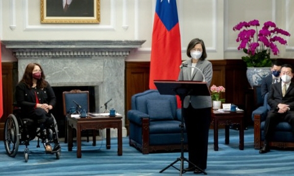 대만 타이베이 총통부에서 타미 덕 워스(왼쪽) 미국 상원의원과 회담하는 차이잉원(蔡英文‧중앙) 대만총통. 사진=로이터(5월31일 대만총통부 제공)