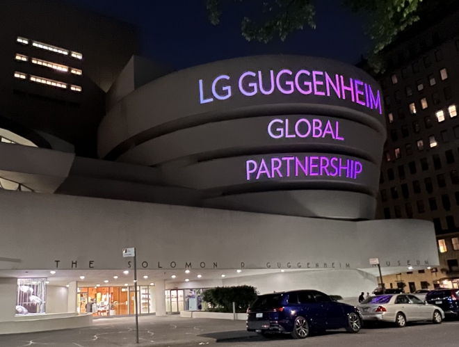 1일(현지시간) 미국 뉴욕 구겐하임 뮤지엄 외관의 LG 구겐하임 글로벌 파트너십 맵핑 광고. 사진=(주)LG