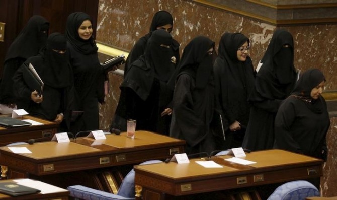 아바야를 입은 사우디아라비아 여성들. 사진=로이터