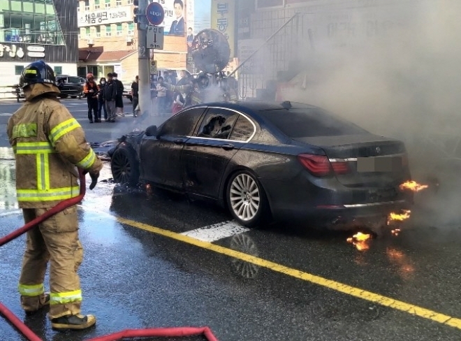 서울중앙지방검찰청 수사에 따르면 BMW그룹코리아는 2016년 이후 출시된 일부 디젤차량에서 EGR 장치 결함에 따른 화재 발생 가능성을 인지하고도 이를 은폐하려 했던 것으로 드러나면서 결국 지난달 16일 BMW그룹코리아 법인과 AS팀 임직원 4명이 불구속 기소됐다. 사진=뉴시스