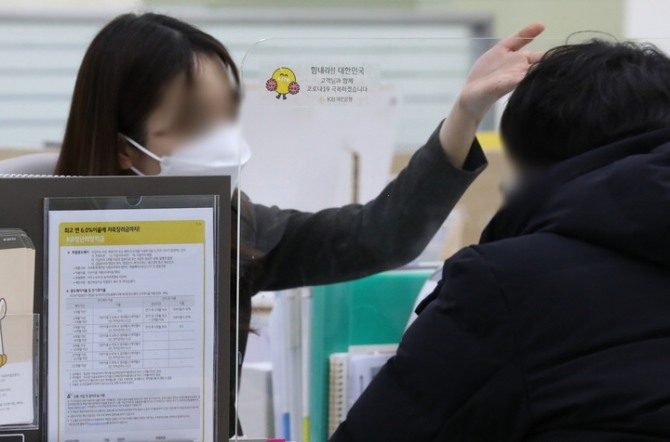 영등포구 국민은행 여의도영업부점에서 고객이 예적금에 대해 설명하고 있다. [사진=뉴시스]