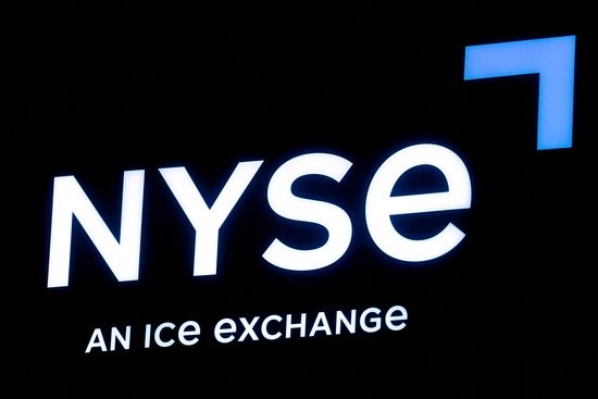 뉴욕증권거래소(NYSE) 화면에 표시된 NYSE 로고. 사진=로이터