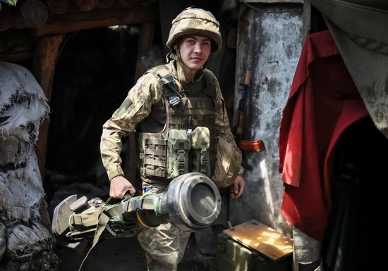  우크라이나 돈바스 지역 바크무트 인근에서 러시아가 우크라이나를 공격하는 가운데 한 우크라이나 군인이 최전선에서 차세대 경 대전차 무기(NLAW)를 들고 있다. 사진=로이터