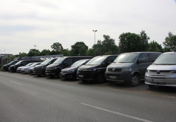 하노버 공장 초입에 주차되어 있는 폭스바겐 상용차 모습. 사진=김정희 기자