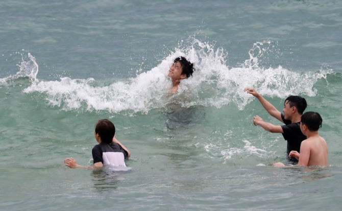 부산 해수욕장 부분개장 이후 첫 연휴 기간인 6일 오후 해운대해수욕장을 찾은 학생들이 물놀이를 즐기고 있다. 사진=뉴시스