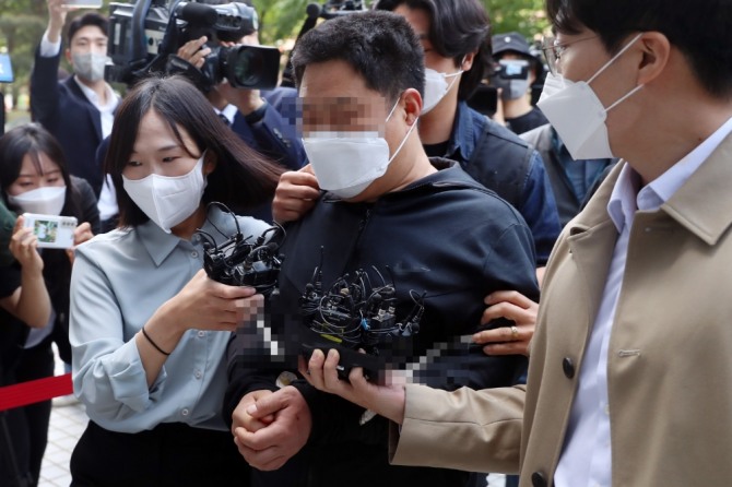 길거리에서 도로 경계석(연석)을 휘둘러 한 시민을 숨지게 한 혐의를 받는 중국 국적 A씨가 지난달 13일 오전 서울 양천구 서울남부지법에서 열린 구속 전 피의자심문(영장실질심사)에 출석하고 있다. 사진=뉴시스