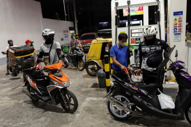 기름값 인상 하루 전인 지난 6일(현지 시간) 필리핀 메트로 마닐라 케손시티의 한 주유소에서 운전자들이 줄을 서고 있다. 사진=로이터