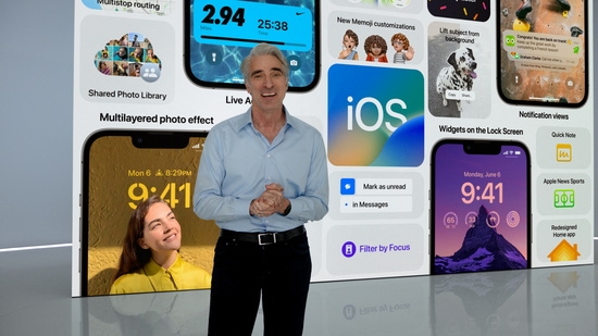 애플의 소프트웨어 엔지니어링 수석 부사장인 크레이그 페더리기가 6일(현지 시각) WWDC 2022를 위한 iOS 16의 새로운 소프트웨어 기능에 대해 설명하고 있다. 사진=로이터