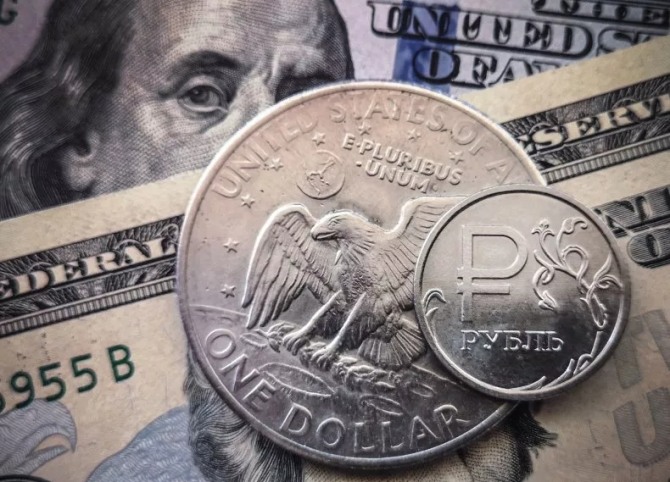 러시아 루블 코인과 달러 지폐