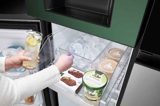LG전자 디오스오브제콜렉션 얼음정수 냉장고는 크래프트아이스 기능을 통해 동그란 형태의 얼음을 만들 수 있다. 사진=LG전자