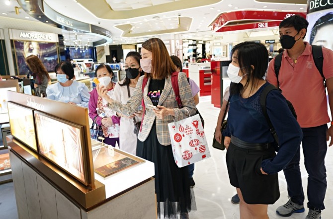 지난 7일 롯데면세점 명동 본점에서 말레이시아 관광객 150여명이 쇼핑하는 모습. 사진=롯데면세점