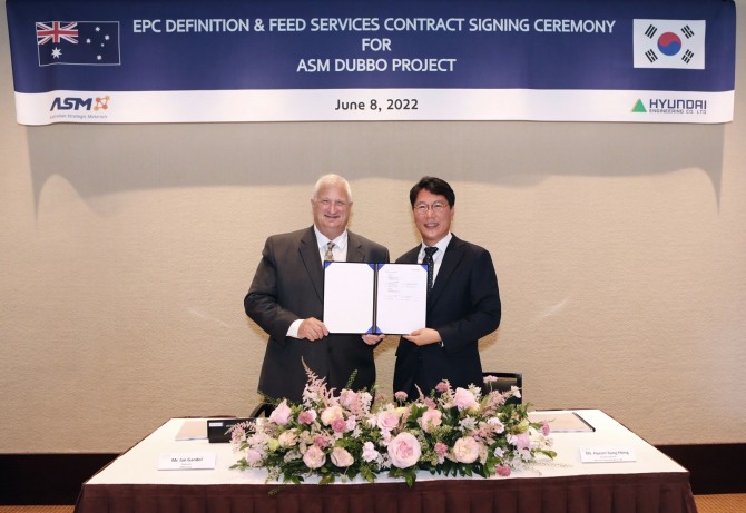 홍현성 현대엔지니어링 대표이사(오른쪽)와 이언 겐델 ASM 회장이 '더보 프로젝트' 기본설계(FEED) 계약을 체결하고 기념사진을 촬영하고 있다. 사진=현대엔지니어링