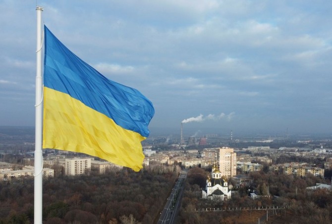 우크라이나 크라마토르스크 마을 위로 우크라이나 국기가 펄럭이고 있다. 사진=로이터