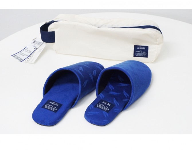 에어부산 업사이클링 신상품 슬리퍼,트래블 파우치 이미지=에어부산