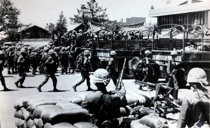 공수부대 계엄군이 1980년 5월 27일 새벽 전남도청 시민군 진압 작전을 마치고 도청 앞에 집결하고 있다. 사진=뉴시스 