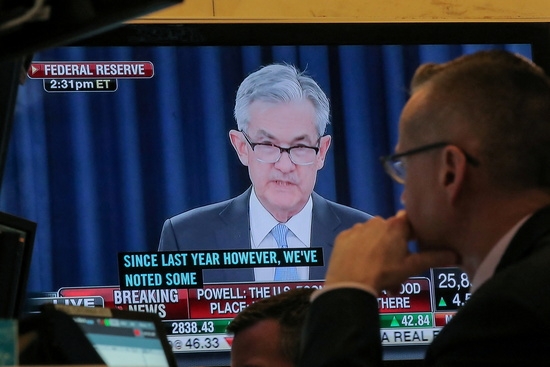 뉴욕증권거래소(NYSE)의 한 트레이더가 제롬 파월 연방준비제도(Fed) 의장이 나오는 화면을 지켜보고 있다. 사진=로이터