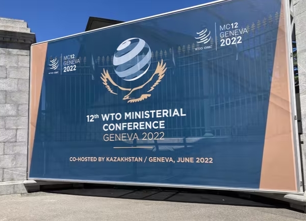 스위스 제네바 WTO본부에서 열리는 장관회의를 알리는 포스터. 사진=로이터