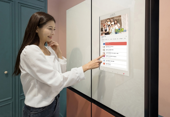 삼성전자 모델이 '스마트싱스 홈 라이프(SmartThings Home Life)' 업데이트된 삼성 비스포크 냉장고를 소개하고 있는 모습. 사진=삼성전자