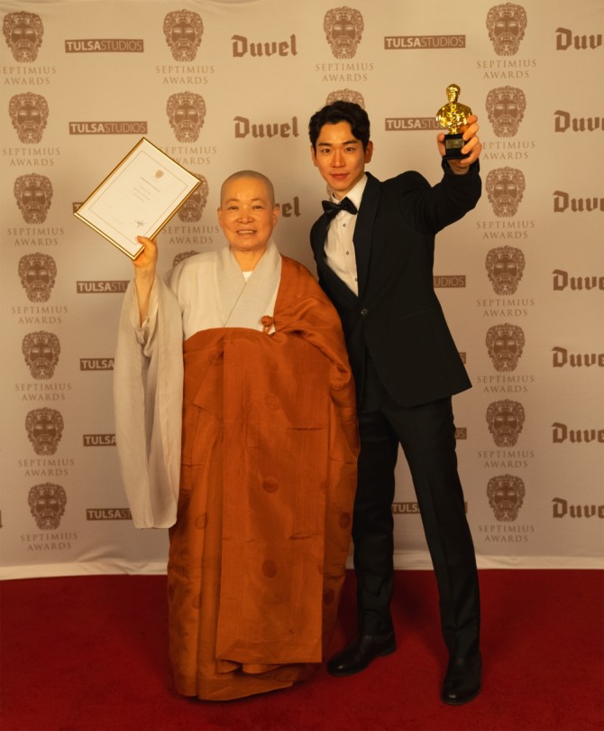 '산상수훈' 감독과 대해 스님(왼쪽)과 배우 백서빈.