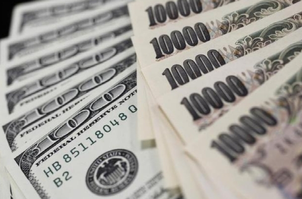 일본 도쿄외환거래소에서 거래되는 달러와 엔화. 사진=로이터