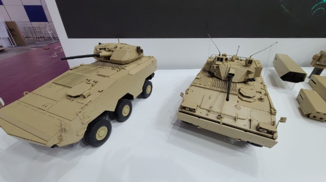 한화디펜스는 13일부터 17일까지 열리는 '유로사토리(Eurosatory) 2022'에 참가해 차륜형 장갑차 타이곤(왼쪽)과 K21보병전투장갑의 모형을 전시했다. 사진=한화디펜스