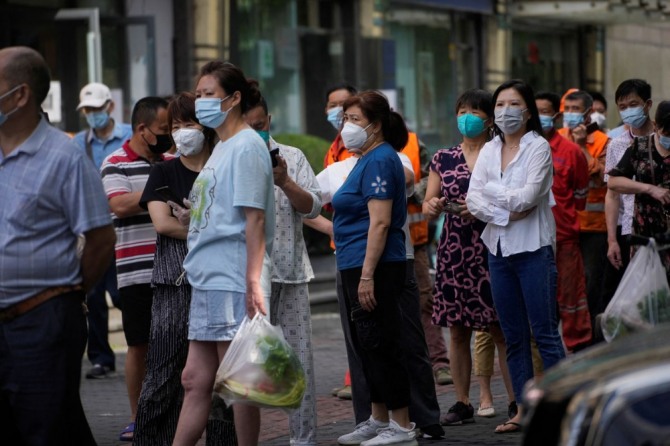 중국 시민들이 PCR 검사를 기다리고 있다. 사진=로이터