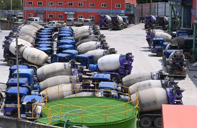 화물연대 총파업으로 인해 시멘트 출하가 중단되면서 건설현장의 '셧다운' 우려감이 높아지고 있다. 사진=뉴시스