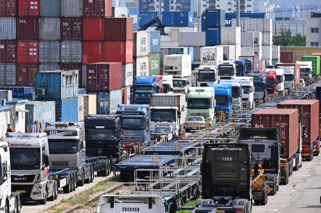 화물연대 총파업으로 인해 컨테이너 등 물류망이 멈춰섰다. 사진=뉴시스